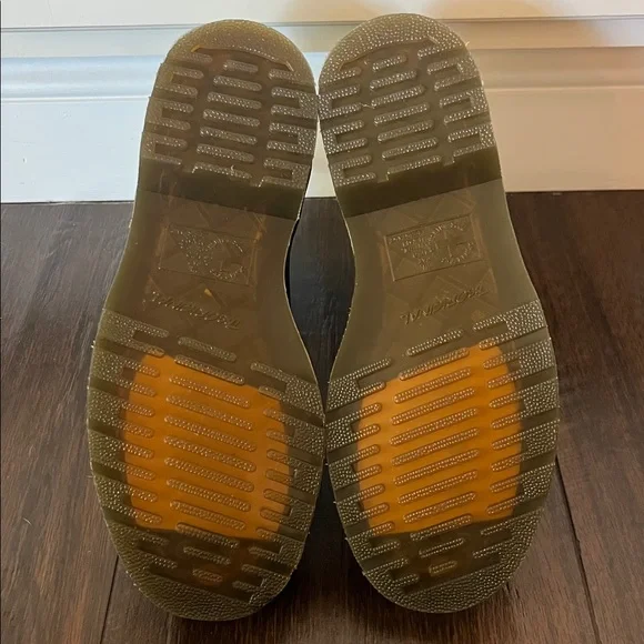 NWT Dr. Martens 2976 Chelsea Vegan Boots - Picture 8 of 8